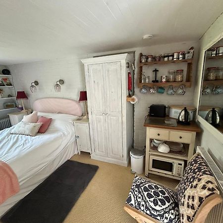 Cosy Cottage Ground Floor Bedroom Ensuite With Private Entrance Чичестър Екстериор снимка