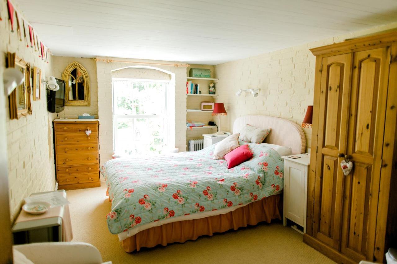 Cosy Cottage Ground Floor Bedroom Ensuite With Private Entrance Чичестър Екстериор снимка
