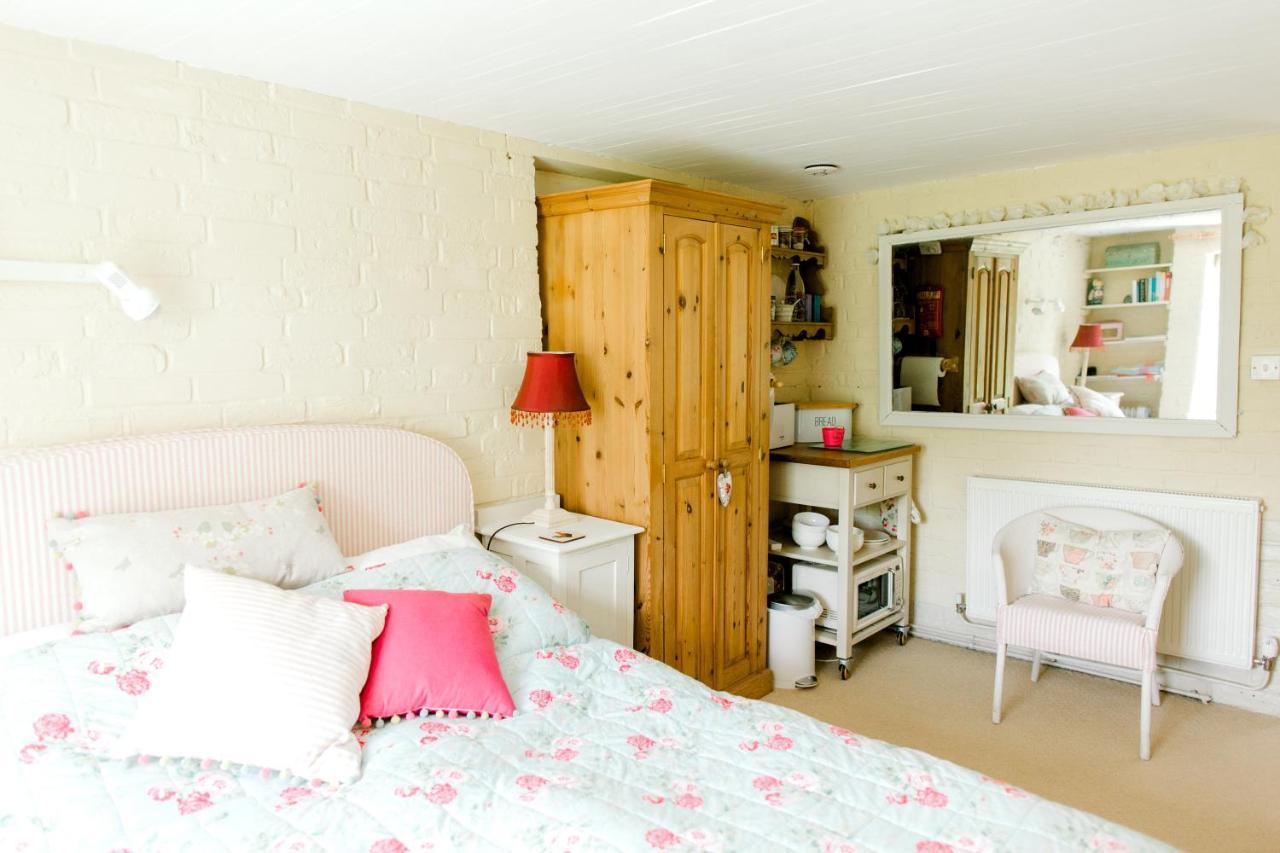 Cosy Cottage Ground Floor Bedroom Ensuite With Private Entrance Чичестър Екстериор снимка