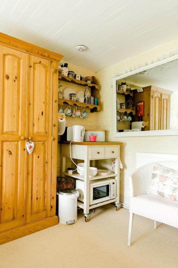 Cosy Cottage Ground Floor Bedroom Ensuite With Private Entrance Чичестър Екстериор снимка