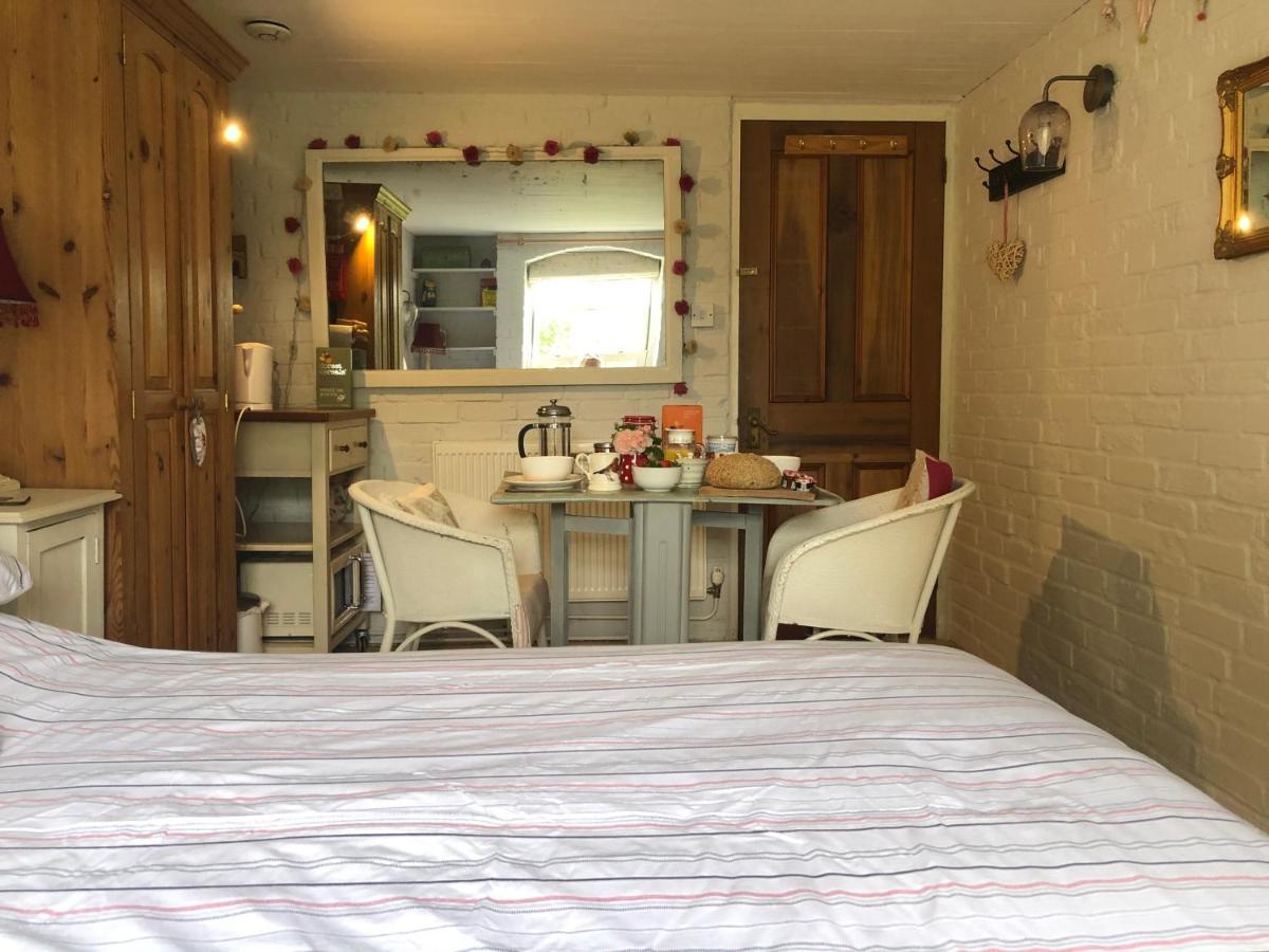 Cosy Cottage Ground Floor Bedroom Ensuite With Private Entrance Чичестър Екстериор снимка