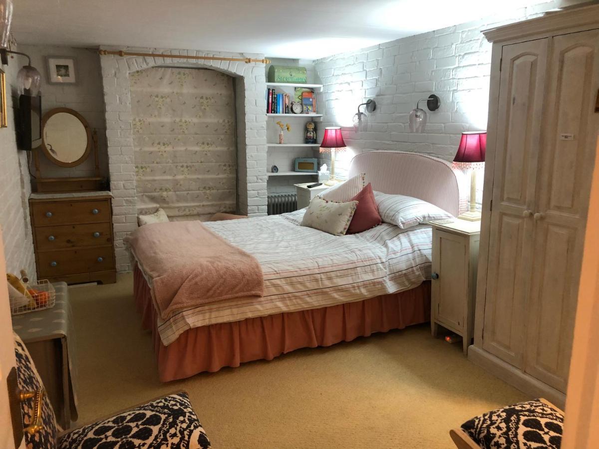 Cosy Cottage Ground Floor Bedroom Ensuite With Private Entrance Чичестър Екстериор снимка