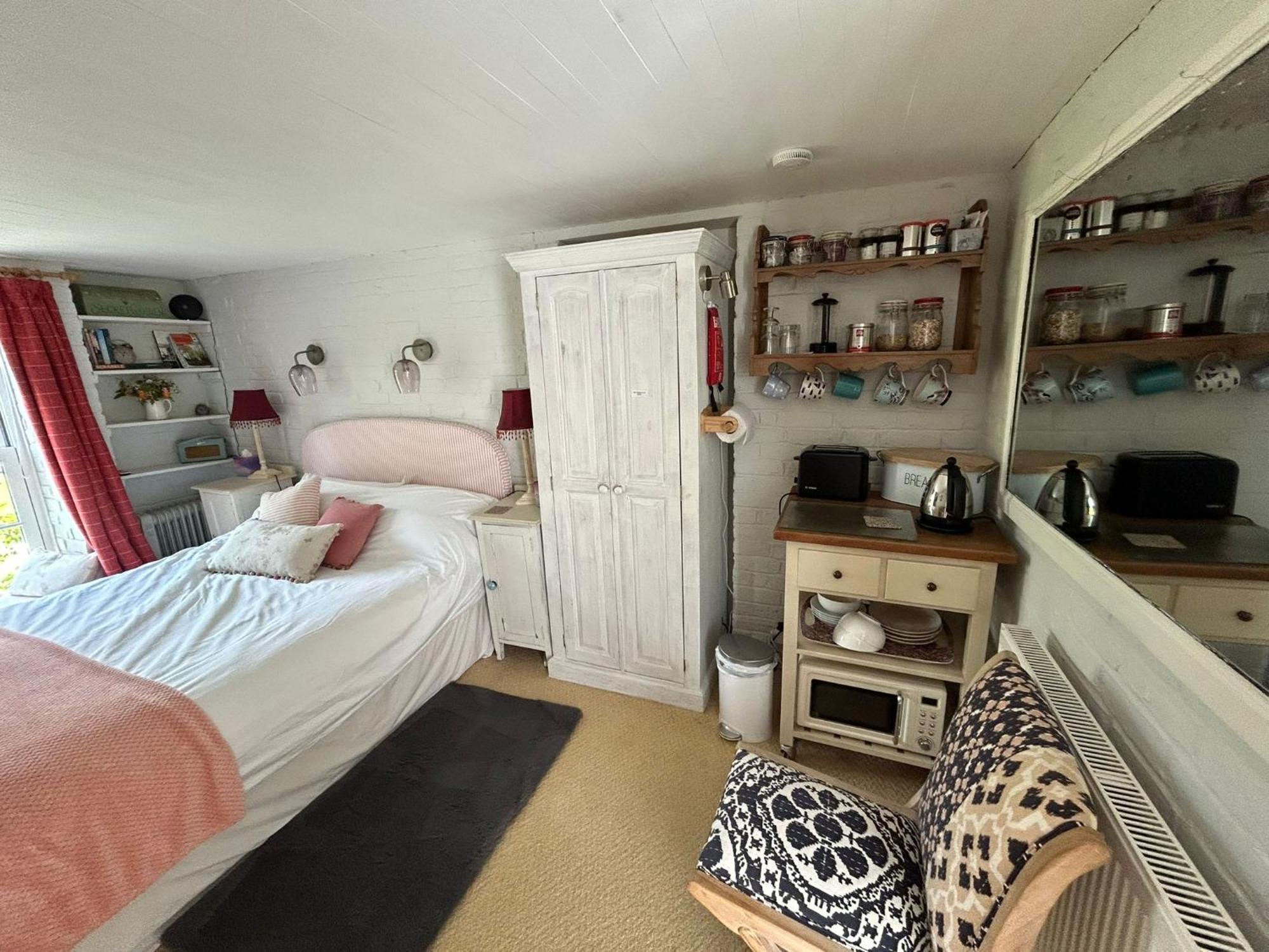 Cosy Cottage Ground Floor Bedroom Ensuite With Private Entrance Чичестър Екстериор снимка